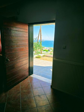 House Anatoli, big veranda with view, 11 km to airport